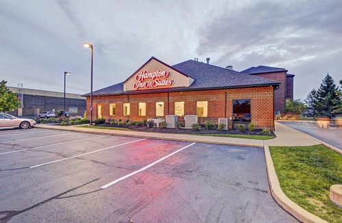 Middleburg Heights Hotel | Hampton Inn & Suites Cleveland-Airport/Middleburg Heights