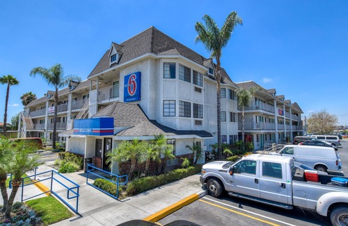 Buena Park Hotel | Motel 6-Buena Park, CA - Knotts Berry Farm - Disneyland