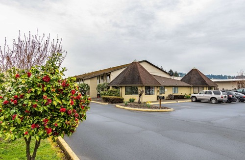 Woodland Hotel | OYO Woodland Hotel and Suites