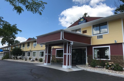 Stevens Point Hotel | Days Inn & Suites by Wyndham Stevens Point