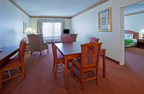 Oakdale Hotel | Country Inn & Suites by Radisson, Coralville, IA