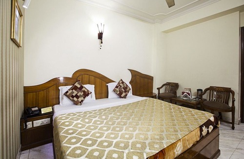Karol Bagh Hotel | OYO 329 Hotel C-Park Inn