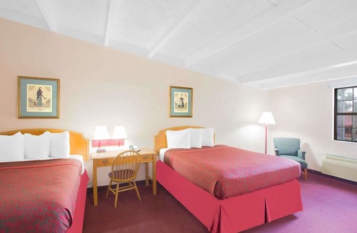 Griffin Heights Hotel | Days Inn by Wyndham Tallahassee University Center