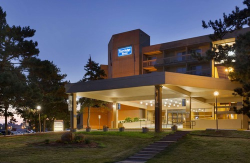 Belleville Hotel | Ramada by Wyndham Belleville Harbourview Conference Centre