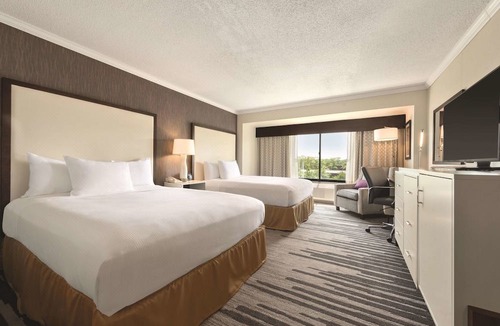 Brookfield Hotel | DoubleTree by Hilton Milwaukee/Brookfield