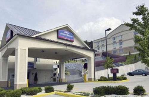 Industry Hotel | Howard Johnson by Wyndham North Bergen