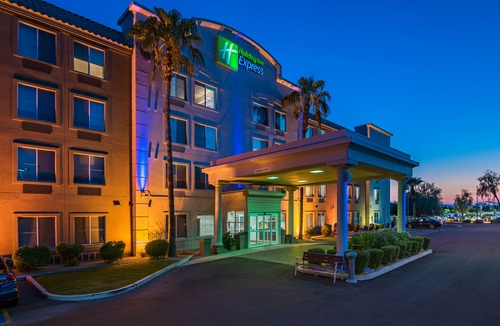 Peoria Hotel | Holiday Inn Express Peoria North - Glendale, an Ihg Hotel