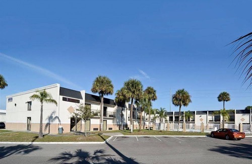 Tampa Hotel | Days Inn & Suites by Wyndham Tampa Near Ybor City