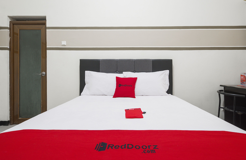 Ngagel Hotel | RedDoorz Syariah Near Marvell City Mall 2