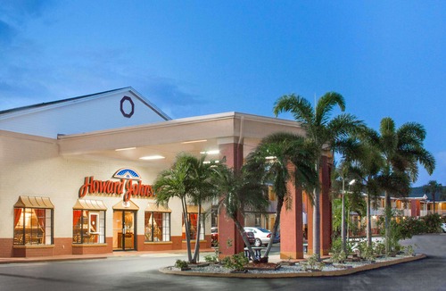 Fort Myers Hotel | Howard Johnson by Wyndham Ft. Myers FL