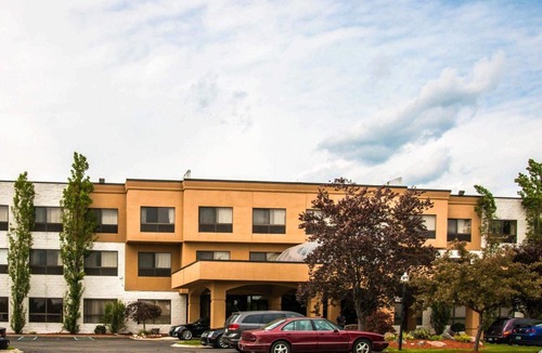Waterford Hotel | Quality Inn & Suites