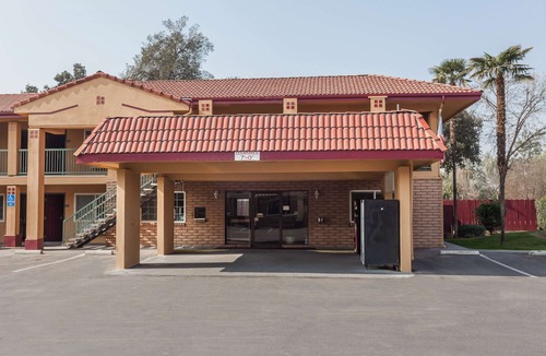 Visalia Hotel | Super 8 by Wyndham Visalia