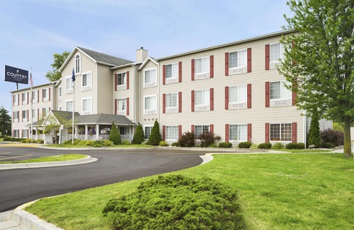 Forest Hills Hotel | Country Inn & Suites by Radisson, Grand Rapids Airport, MI