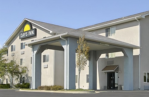 Waldron Hotel | Days Inn by Wyndham Kansas City International Airport