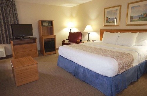 Pleasant Prairie Hotel | La Quinta Inn by Wyndham Pleasant Prairie Kenosha