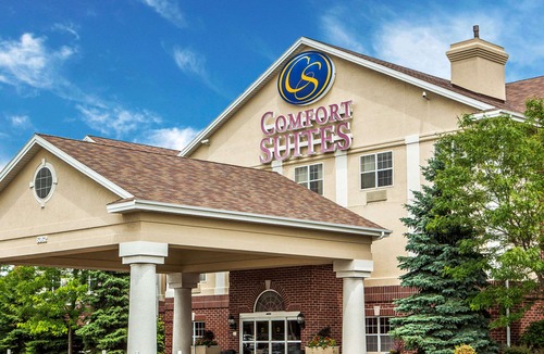 Oak Creek Hotel | Comfort Suites Milwaukee Airport
