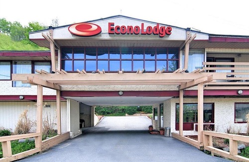 Chinchilla Hotel | Econo Lodge Summit - Scranton