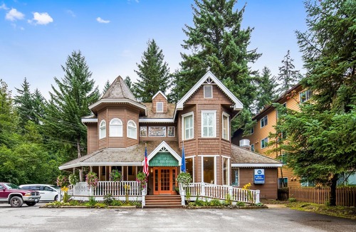 Mendenhall Valley Hotel | Best Western Grandma's Feather Bed