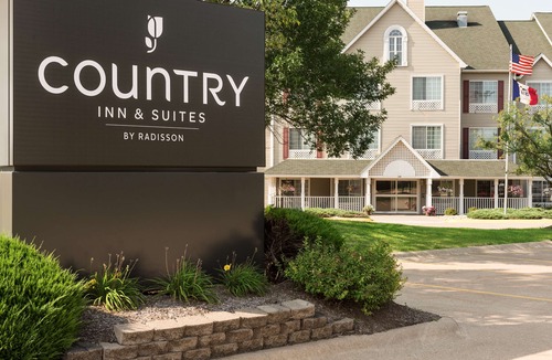 Quad Cities Hotel | Country Inn & Suites by Radisson, Davenport, IA