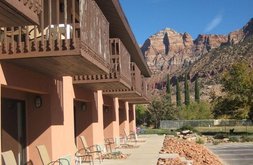 Zion National Park South Entrance Hotel | Bumbleberry Inn