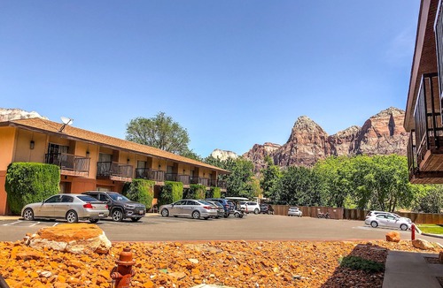 Zion National Park South Entrance Hotel | Bumbleberry Inn