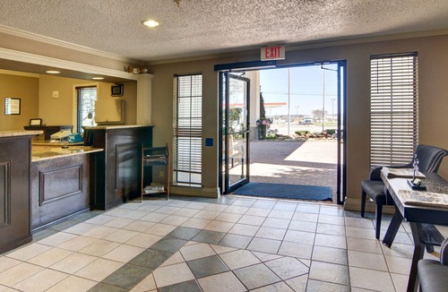 Weatherford Hotel | Red Roof Inn & Suites Weatherford