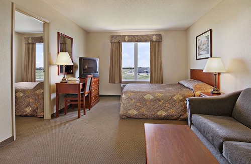 Winkler Hotel | Days Inn & Suites by Wyndham Winkler