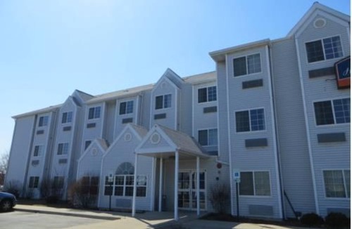 Elk Grove Village Hotel | Howard Johnson Hotel & Suites by Wyndham Elk Grove Village