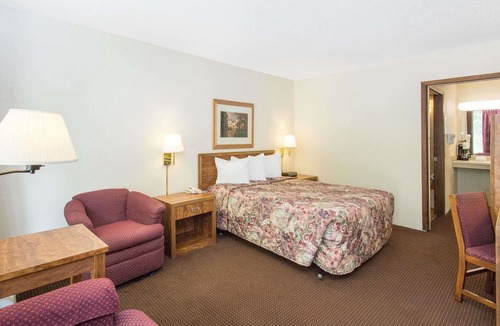 Dubuque Hotel | Days Inn by Wyndham Dubuque