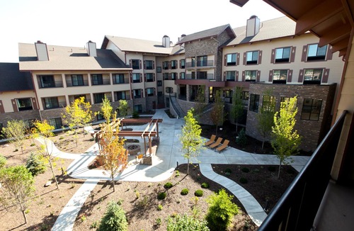 Woodlands Village Hotel | Courtyard Flagstaff