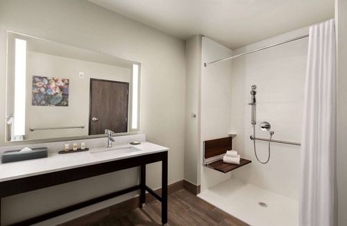 Burlington Hotel | La Quinta Inn & Suites by Wyndham Burlington