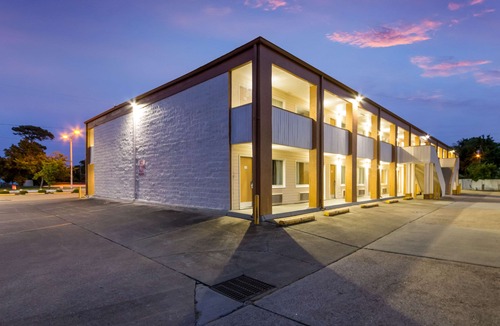 North Camellia Acres Hotel | Econo Lodge Little Creek