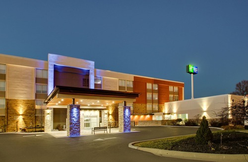 Wapakoneta Hotel | Holiday Inn Express & Suites Wapakoneta, an Ihg Hotel