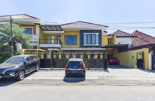 Ngagel Hotel | RedDoorz Syariah Near Marvell City Mall 2