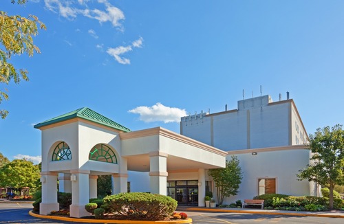 Centereach Hotel | Holiday Inn Express Stony Brook-Long Island, an IHG Hotel