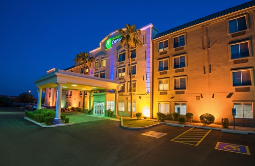 Peoria Hotel | Holiday Inn Express Peoria North - Glendale, an Ihg Hotel