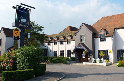 Arundel Hotel | The White Swan