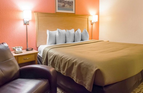 North Kansas City Hotel | Econo Lodge Kansas City Downtown North