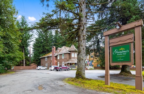 Mendenhall Valley Hotel | Best Western Grandma's Feather Bed