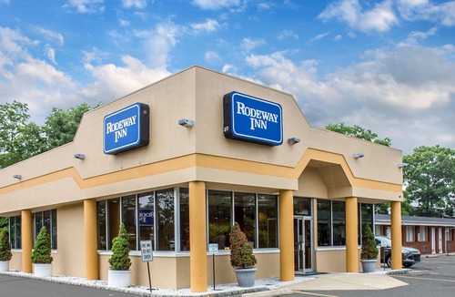 Ronkonkoma Hotel | Rodeway Inn Macarthur Airport