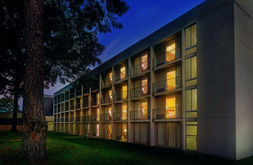 Olive Branch Hotel | Whispering Woods Hotel & Conference Center
