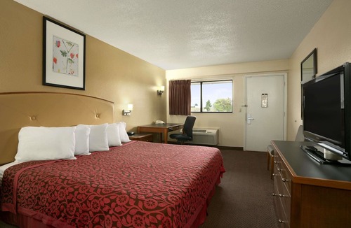 Cloverdale Hotel | Days Inn by Wyndham Cloverdale Greencastle