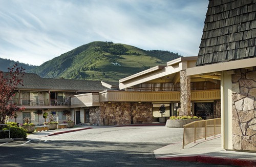 Heart of Missoula Hotel | DoubleTree by Hilton Missoula Edgewater