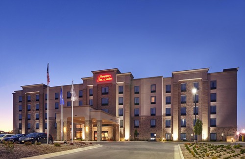 Franklin Hotel | Hampton Inn & Suites Milwaukee/Franklin