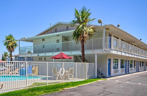 Raisin Hotel | Motel 6-Fresno, CA - Blackstone South
