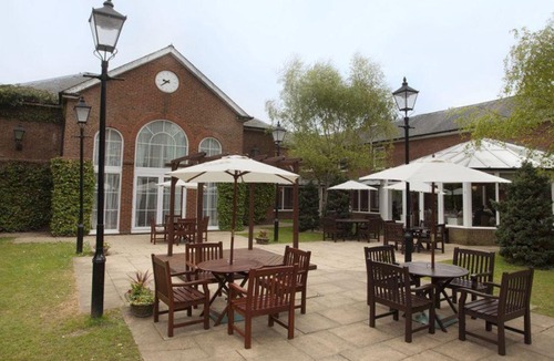 Newport Pagnell Hotel | Holiday Inn Milton Keynes East M1 Junc 14, an Ihg Hotel