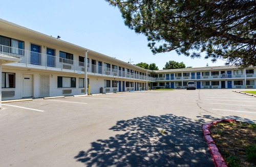 Redding Hotel | Motel 6-Redding, CA - Central