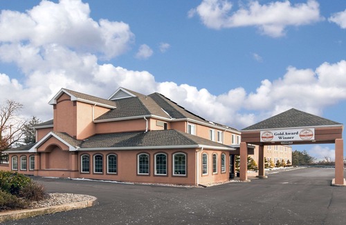New Holland Hotel | Comfort Inn Amish Country