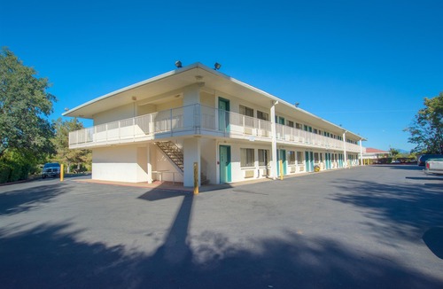 Redding Hotel | Motel 6-Redding, CA - Central