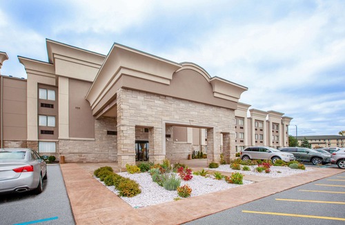 Romulus Hotel | Wingate by Wyndham Detroit Metro Airport